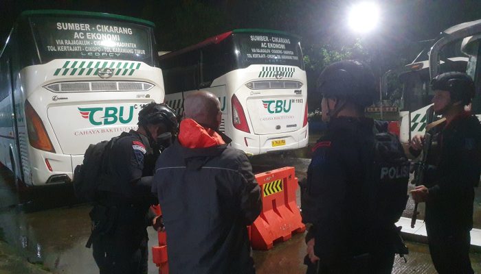 Patroli Harkamtibmas (SPP) Brimob Cirebon Intensifkan Pengamanan di Pusat Perbelanjaan & Terminal