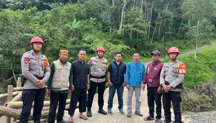 Tim SAR Batalyon B Pelopor Satbrimob Polda Jabar Tinjau Jembatan Sukamaju yang Telah Kembali Beroperasi