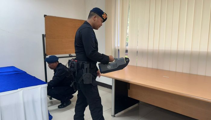 Tim Jibom Gegana Satbrimob Jabar Sterilisasi Lokasi Kunjungan Kerja Kapolri di Purwakarta