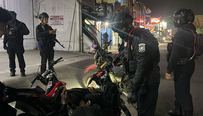 Patroli Dini Hari Brimob Jabar, Pasangan Asyik di Mobil hingga Remaja Nongkrong Dibubarkan