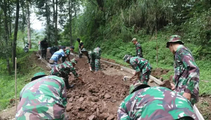 Progres TMMD Ke-127 Kodim 0624 Capai 836 Meter Pengecoran Jalan di Cipelah