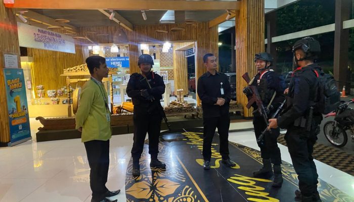 Patroli Batalyon B Pelopor Brimob Polda Jabar Jaga Keamanan Wilayah Pacet
