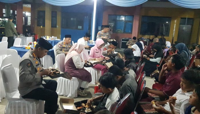 Kapolda Jabar Buka Puasa Bersama Pengamen di Batununggal, Siap Jadi Bapak Asuh