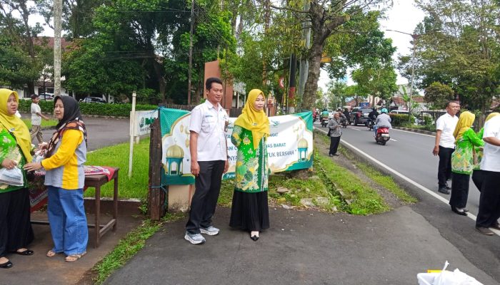 Rangkul Semangat Ramadhan, KPH Banyumas Barat Tebar Kebaikan Melalui Aksi Berbagi Takjil