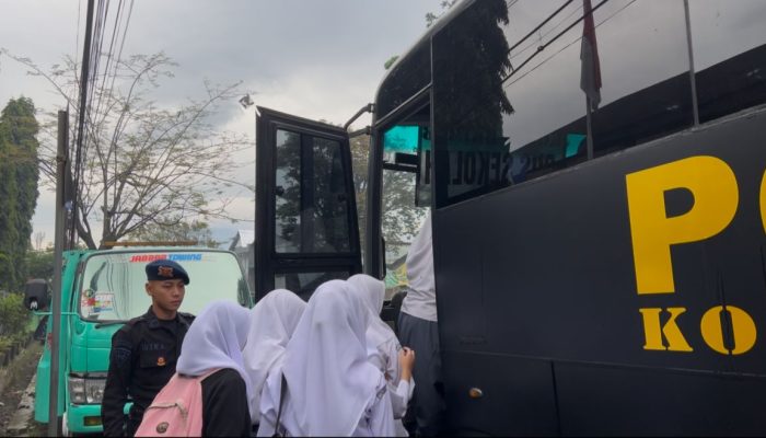 Brimob Garut Fasilitasi Transportasi Gratis untuk Siswa SMAN 6