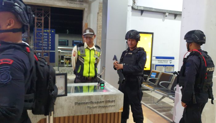 Brimob Jabar Gelar Patroli Dialogis, Pastikan Situasi Cirebon Kondusif