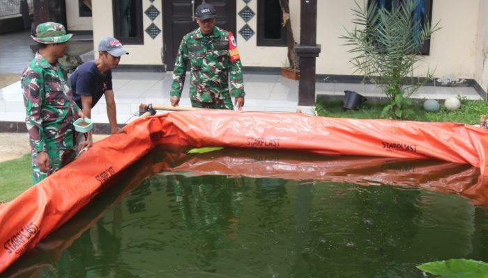 Satgas TMMD Ke-127 Kodim 0624 Bandung Cek Perkembangan 1.000 Benih Lele Bantuan untuk Kelompok Tani