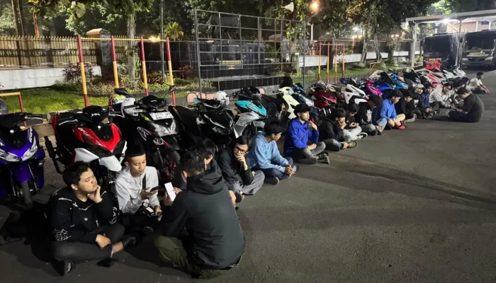 Polrestabes Bandung Amankan 17 Pemuda dan Dua Parang Saat Patroli Dini Hari