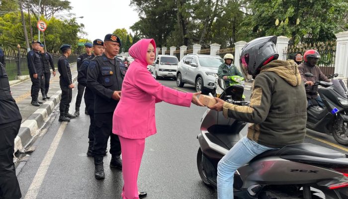Brimob Polda Jabar dan Bhayangkari Bagikan Takjil, Pererat Silaturahmi di Bulan Ramadan