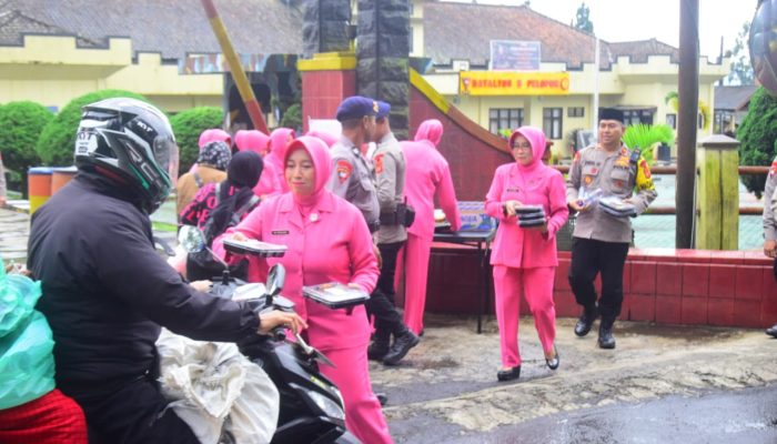 Brimob Jabar dan Bhayangkari Bagikan Takjil untuk Warga di Lembang