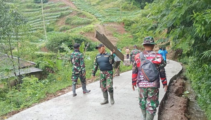 Satgas TMMD Kodim 0624/Kab Bandung Bersama Warga Bersihkan Bekisting Jalan di Desa Cipelah