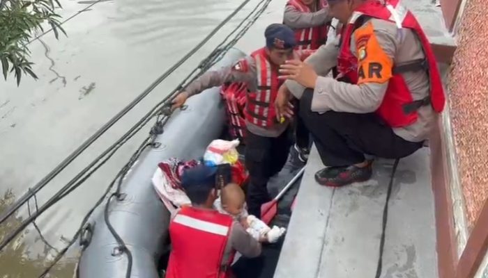 Batalyon C Pelopor Brimob Polda Metro Jaya Evakuasi Warga Terdampak Banjir di Periuk Damai, Tangerang Kota