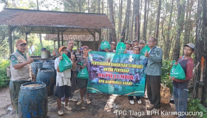 Wujud Syukur, KPH Banyumas Barat Apresiasi Penyadap Pinus Melalui Penyaluran Bingkisan Lebaran