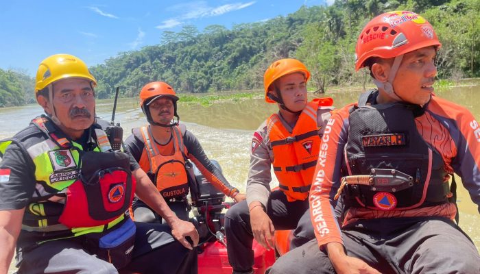 Tim SAR Brimob Jabar Lakukan Pencarian Anak Hilang di Sungai Citanduy Garut
