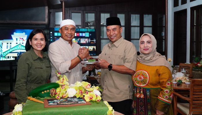 Hangat dan Penuh Kebersamaan, Keluarga Besar Kodiklatad Rayakan Ultah ke-55 Letjen TNI Mohamad Hasan