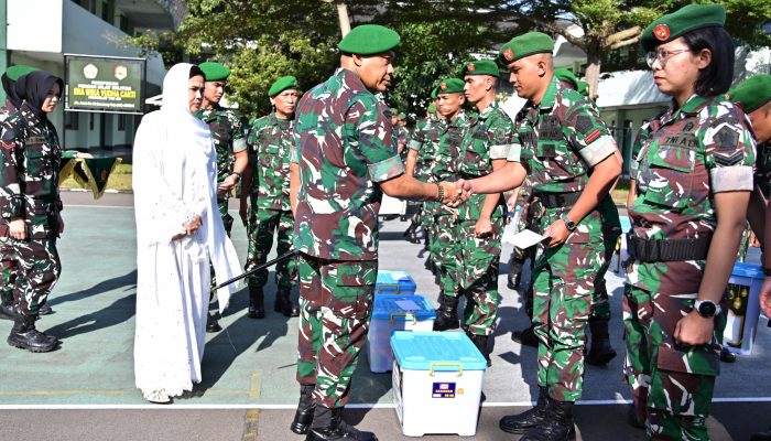 Dankodiklatad Serahkan Bingkisan Lebaran kepada Prajurit dan PNS