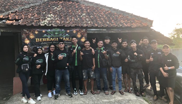 Komunitas Kingsbat Bandung Timur Bagikan 300 Paket Takjil