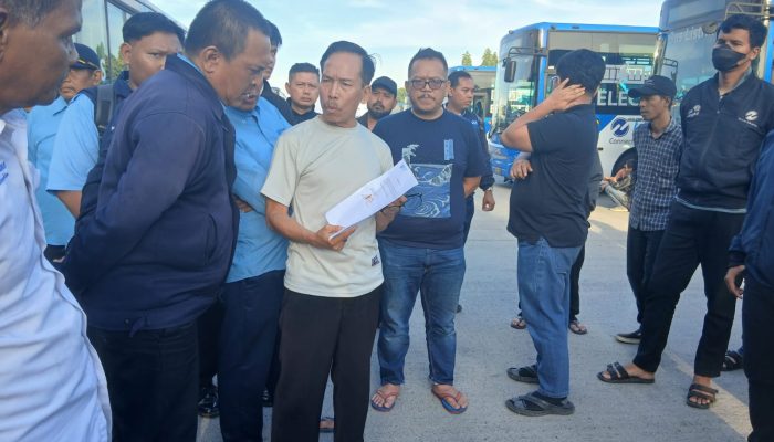 Tuntut THR dan Penyesuaian UMR, Ratusan Pramudi Transjakarta Operator Bianglala Metropolitan Mogok Kerja