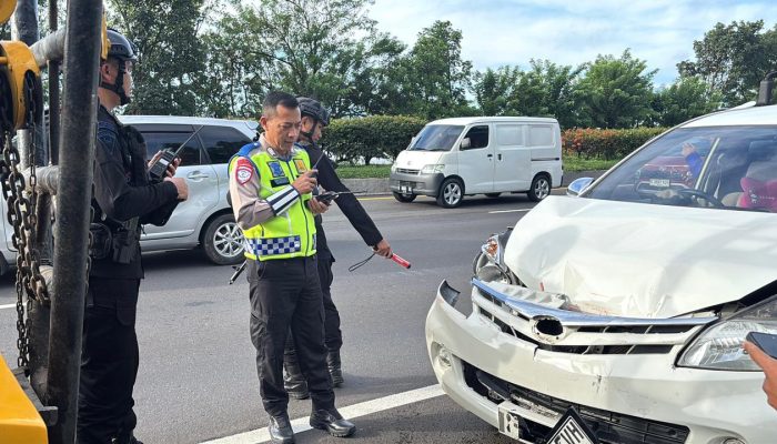 PRC Brimob Polda Jabar Tangani Kecelakaan di Tol Padaleunyi Saat Operasi Ketupat Lodaya 2026