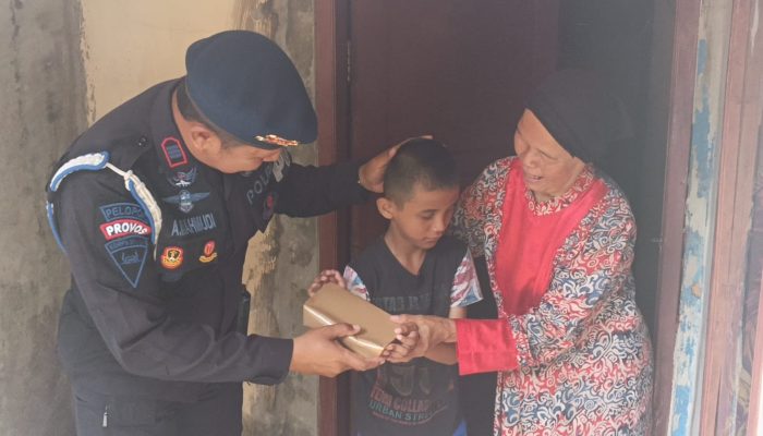 Brimob Polda Jabar Gelar Jumat Berkah, Berbagi di Wilayah Jatinangor dan Rancaekek