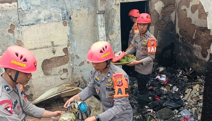 Tim SAR Brimob Jabar Tangani Kebakaran Permukiman di Cipanas Cianjur