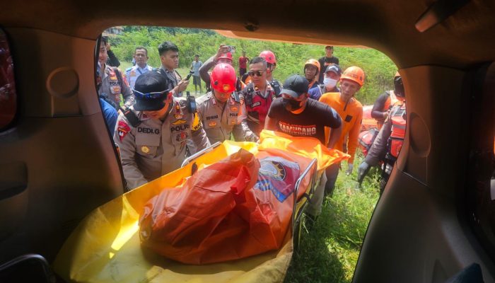 Tim SAR Brimob Polda Jabar Evakuasi Dua Korban Hanyut di Cianjur dalam Kondisi Meninggal