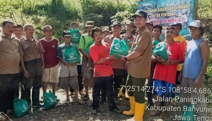 Wujud Kepedulian, Administratur KPH Banyumas Barat Salurkan Bingkisan Lebaran bagi Penyadap Getah di TPG Cihonje