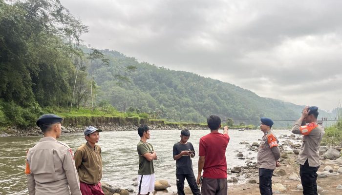 Pencarian Korban Hanyut di Sungai Cikandang Dilaksanakan Tim SAR Brimob Jabar