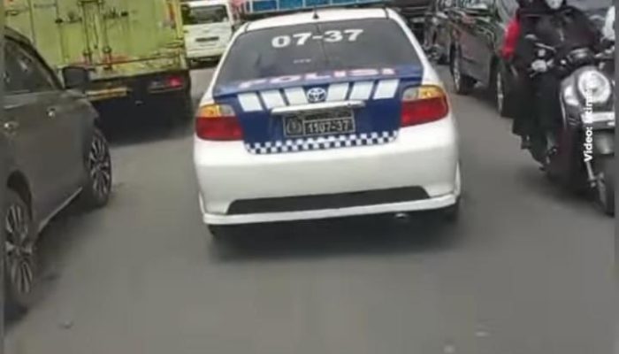 Aksi Sigap Polisi Buka Jalan untuk Ambulans di Kemacetan Cipatat–Padalarang