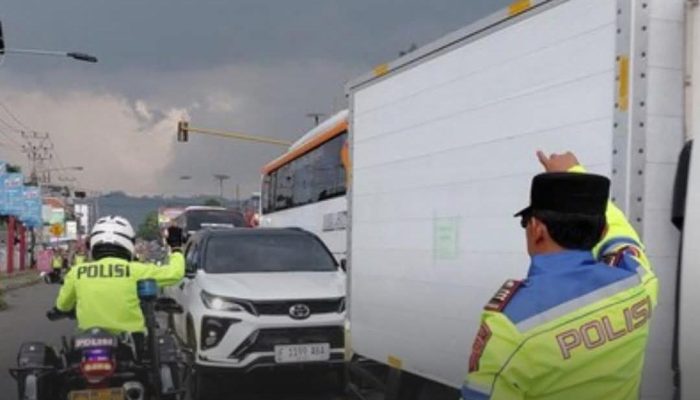 Arus Mudik di Limbangan Garut Padat, Kendaraan Sempat Dialihkan ke Jalur Perkotaan