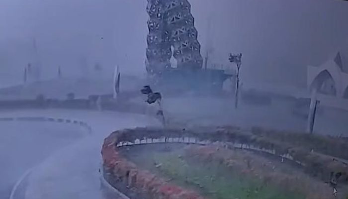 Angin Kencang Robohkan Tower Sinyal di Kawasan Masjid Al Jabbar