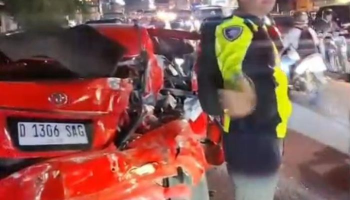 Truk Box Tabrak Mobil Terparkir di A.H. Nasution Ujungberung Bandung, Nihil Korban