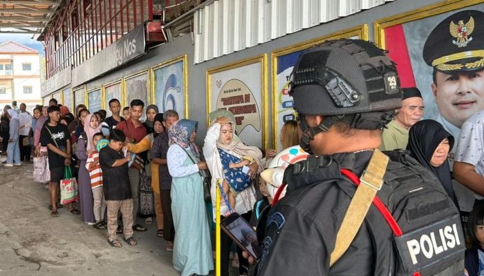 Brimob Polda Jabar Gelar Patroli Humanis di Kuningan, Amankan Wisatawan Saat Idul Fitri