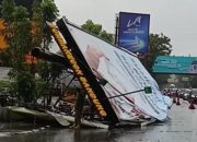 Tiga Papan Reklame Roboh Diterjang Hujan dan Angin Kencang di Kota Bandung, Empat Kendaraan Tertimpa