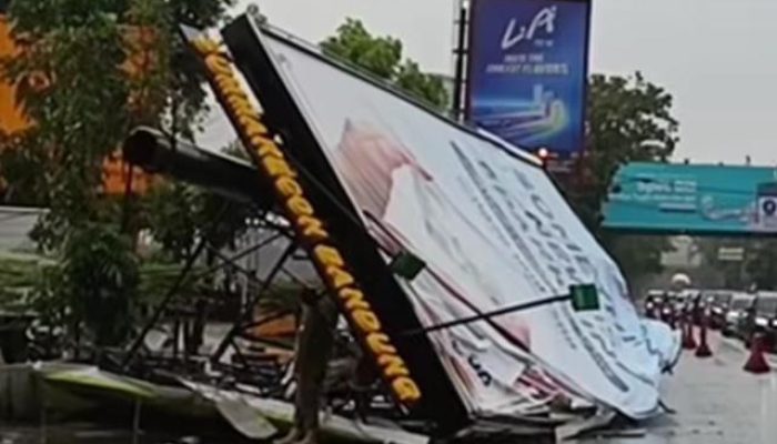 Tiga Papan Reklame Roboh Diterjang Hujan dan Angin Kencang di Kota Bandung, Empat Kendaraan Tertimpa