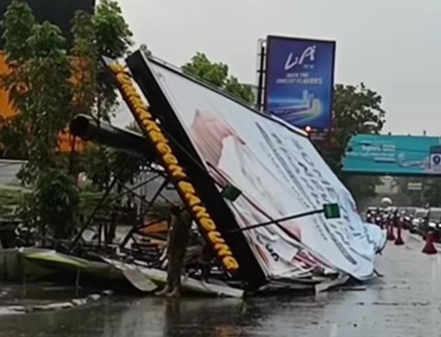 Tiga Papan Reklame Roboh Diterjang Hujan dan Angin Kencang di Kota Bandung,  Empat Kendaraan Tertimpa - Kicaunews