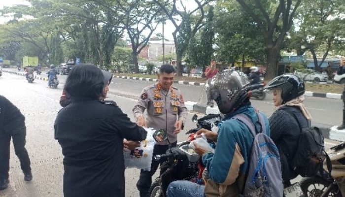 Bid Humas Polda Jabar Bagikan Takjil di Depan Mapolda, Pererat Kedekatan dengan Warga