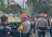 Truk Bertabrakan di Cugenang, Tim SAR Brimob Jabar Evakuasi Korban