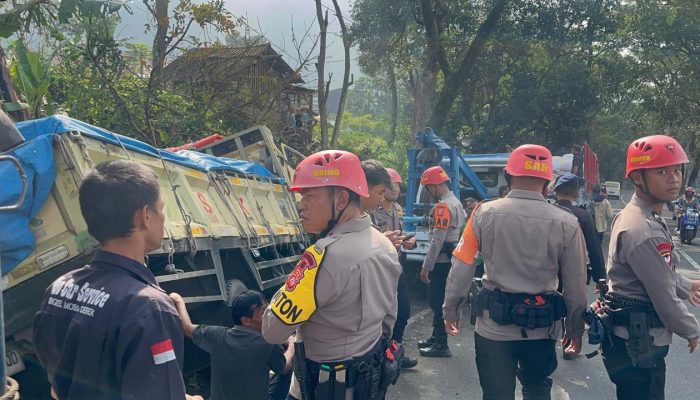 Truk Bertabrakan di Cugenang, Tim SAR Brimob Jabar Evakuasi Korban