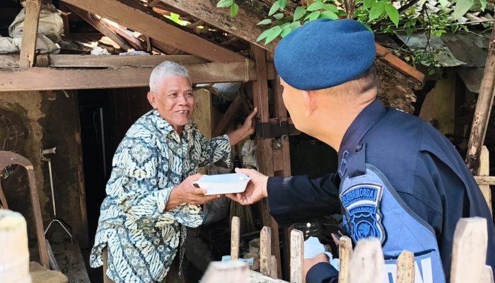 Brimob Polda Jabar Hadirkan Kepedulian Lewat Aksi Jumat Berkah di Jatinangor dan Rancaekek
