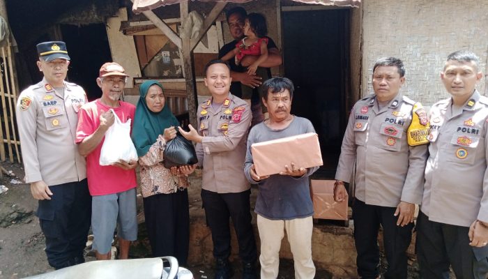 Peduli Sesama, Polisi Salurkan Bantuan Sembako untuk Warga Kurang Mampu di Cileunyi