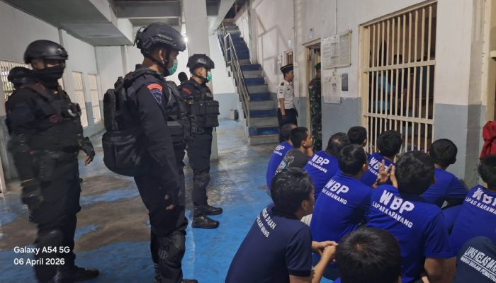 Razia Gabungan di Lapas Karawang, Brimob Jabar Tegaskan Ciptakan Lingkungan Bersih dan Aman