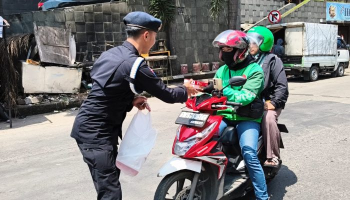 Tebarkan Kepedulian, Brimob Jabar Gencarkan “Jumat Berkah” di Jatinangor dan Rancaekek