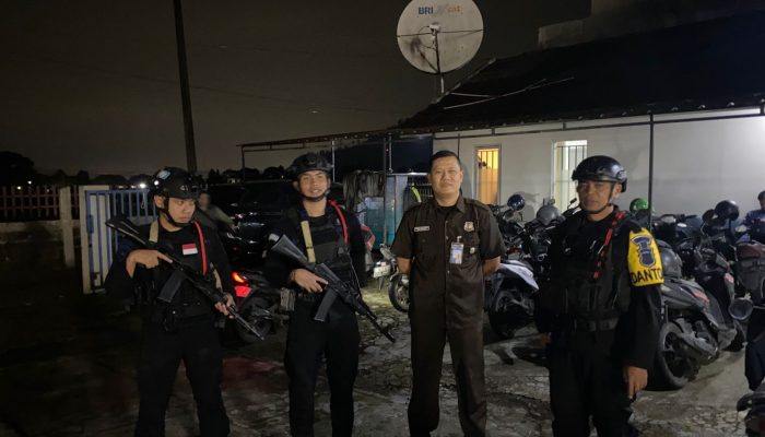 Brimob Jabar Gelar Patroli Malam di Lembang, Jaga Kamtibmas Tetap Kondusif