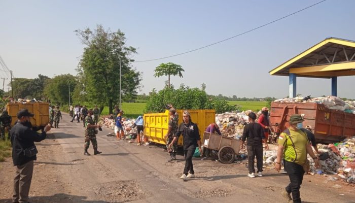 Sinergi Lintas Sektor: Pemcam Cikedung, TNI dan Relawan Revolusi Bersihkan TPS Pasir Angin