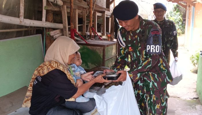Brimob Jabar Gelar Jumat Berkah, Bagikan Makanan untuk Warga