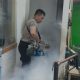 Sinergi Warga dan Polisi, Kerja Bakti dan Fogging di Desa Caringin Ciptakan Lingkungan Sehat dan Aman