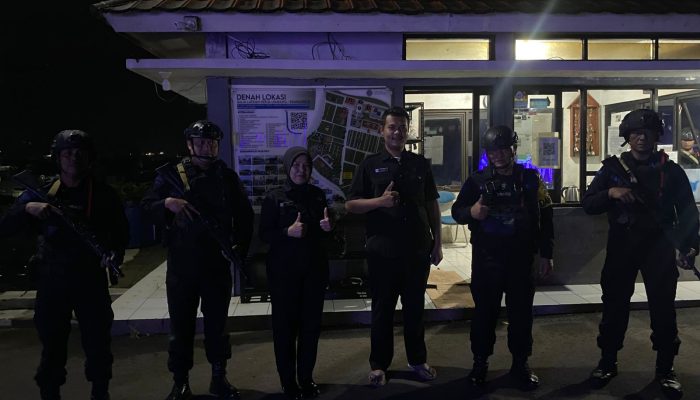 Patroli Malam Brimob Jabar Jaga Kamtibmas di Lembang