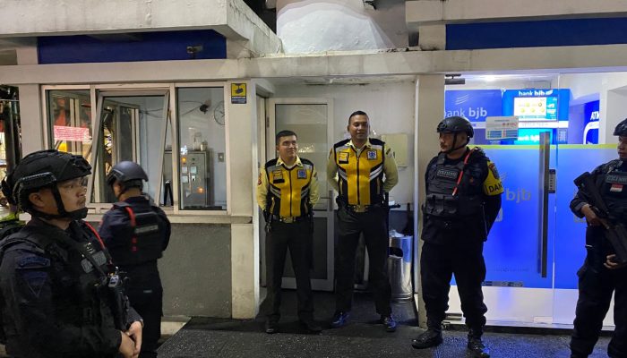 Patroli Malam Brimob Jabar Jaga Kondusivitas Kamtibmas di Garut