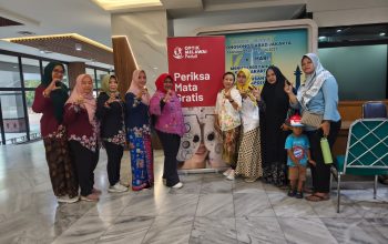 Peringati Hari Kartini, Kader PKK Kelurahan CBS Ikuti Pemeriksaan Mata dan Pemberian Kacamata Gratis di Walikota Jakarta Timur